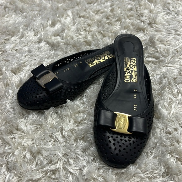 Beautiful slip on Ferragamo shoes - Picture 1 of 3